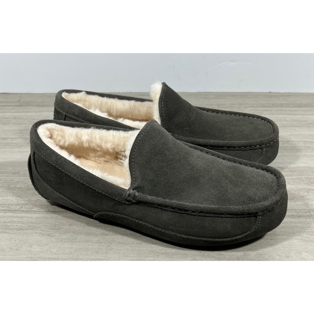 UGG Men’s Ascot Suede Slippers Size 8 Gray
